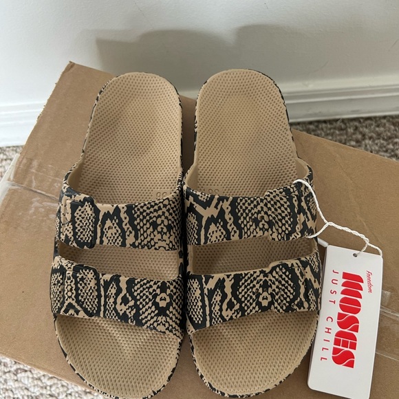 Freedom Moses 6.5 sandals new with tags snakeskin - Picture 2 of 5